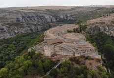 Тя преживява мощно земетресение и опустошаване от татарски орди само