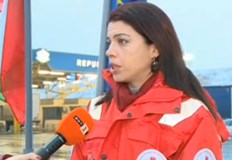 Доброволци от Българския червен кръст посрещат украинските бежанци на Дунав