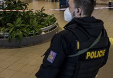 Полицията изпратила стотици полицаи и хеликоптер и е успяла да