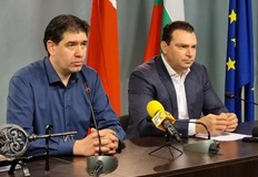 Той предаде символично ключа от Градската организация на новоизбрания председател Подавам