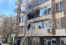 Пожарникари спасиха две жени от горящия им апартамент във Велико