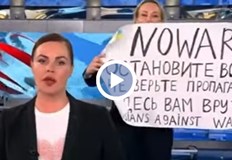 Журналистка с плакат срещу войната в Украйна влезе на живо