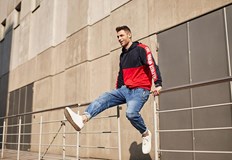 Мъжките суитшърти с качулка са страхотен помощник който да вземем