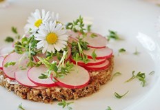 Какви храни са ни нужни през пролетта за да се