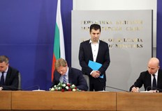 Два международни консорциума от САЩ и Великобритания планират да