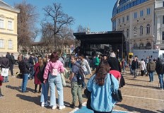 На площад Александър Батенберг в София започна концерт в подкрепа