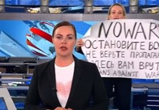 Служителката на руския Първи канал Марина Овсяникова бе осъдена от