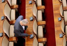 Обсъждат и поемането на здравните осигуровки на бежанцитеНародното събрание ще