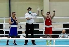 Радослав Росенов нокаутира румънец на Европейското първенство по бокс до