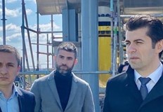 Премиерът Кирил Петков инспектира интерконектора Физическата инфраструктура вече е налице Това