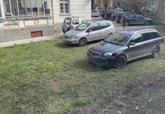 В платформата продължават се показват нагло паркирали автомобили в град Русе Три автомобила