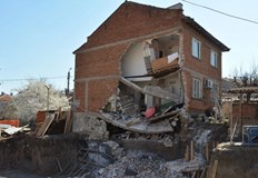 Стена на къща им се срути заради изкоп на нов