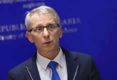 Студентите ще се обучават по същите учебни планове по които