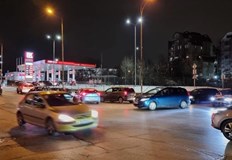 Бензиностанциите са пълни с коли опитващи да заредят в социалните
