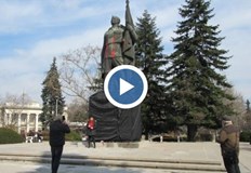 Паметникът е опакован за да не притеснява с вида си