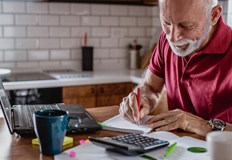 Осигурителната институция бави потвърждаването на стажаИма проблем с пенсиите на