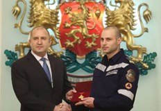 Президентът връчи държавни отличия на огнеборци потушавали горските пожари у