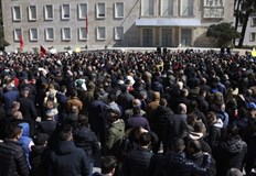 Албански граждани участват в осми пореден протест срещу високите цени