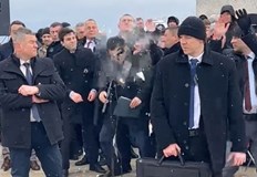 Когато запалянковците на стадиона скандираха Бойко к рво отвън ги причака