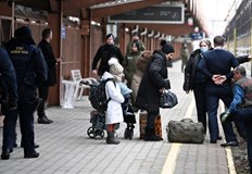 Стотици хиляди са избягали в чужбинаАгенцията на ООН за бежанците съобщи че според оценки един милион души вече са разселени в Украйна от руската инвазия в допълнение