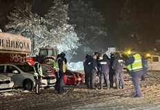 Сняг и виелици към паметника на свободата в празничния 3