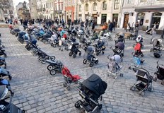 Празни бебешки колички бяха наредени в центъра на украинския град Лвов Всяка една от тях символизира загинало дете във войната в странатаПо данни на украинските власти от началото на инвазията най малко