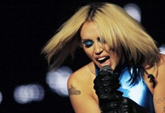 Певицата и всички на борда са невредимиМълния е ударила самолета