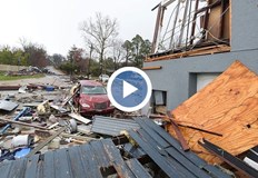 Има тежко ранени и сериозни щетиСилни бури включващи поне две