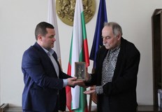 Той бе награден със статуетка с облика на Паметника на