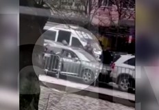 Видео на което се вижда как полицаи удрят и ритат