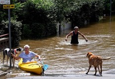 Правителството се готви да обяви извънредно положениеМащабните наводнения в Австралия