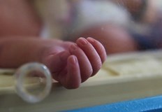 Обвиниха акушерка за смъртта на новороденотоДетето било настанено в неонатологията