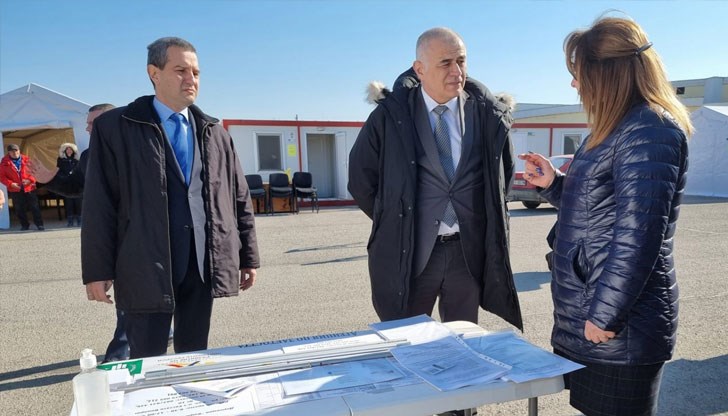 Министърът даде пример с посрещнато вчера четиричленно украинско семейство, което е поискало и получило статут на временна закрила