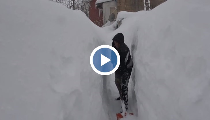 Всекидневният живот в града, наричан "столица на снега", е напълно блокиран