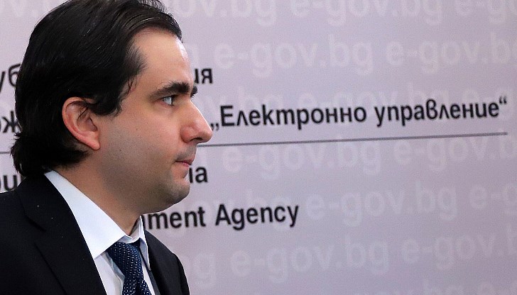 Това се промени на 8 март, когато министърът на електронното управление Божидар Божанов съобщи за една нова инициатива - въвеждане на българската форма на кирилицата в сайтовете на държавната администрация