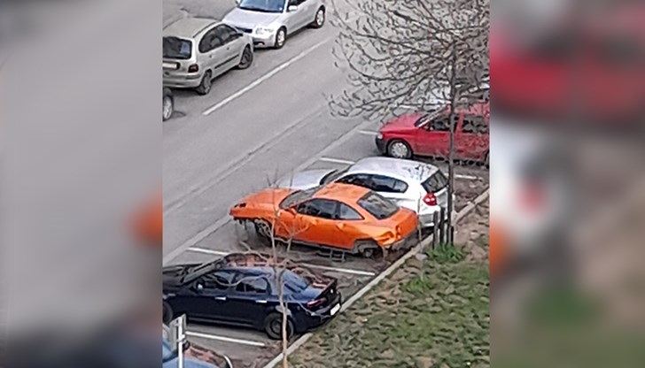 От 23.12.2021 година тази оранжева останка от автомобил заема паркомясто на паркинга пред блок "Марин Дринов"