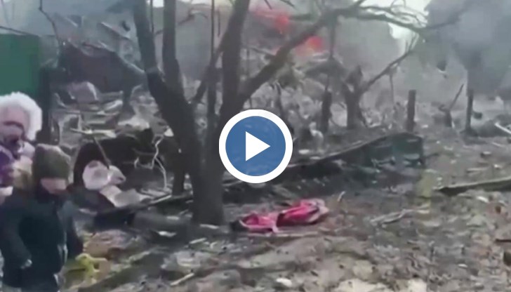 Градските власти казват, че сградата е разрушена и под отломките има хора