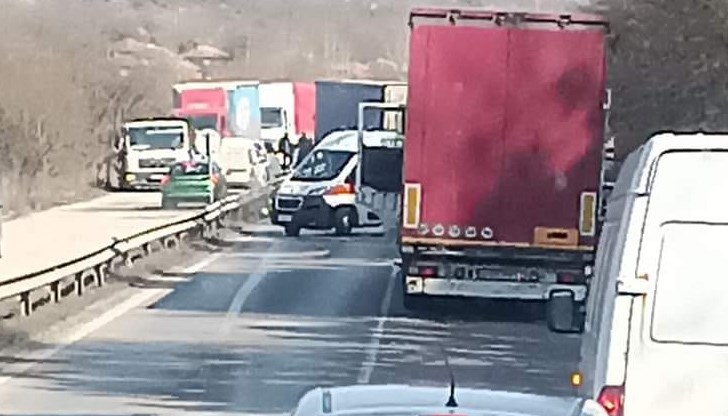 По първоначална информация румънският ТИР "Ивеко" пътува от Русе към Разград и се управлява от 53-годишен мъж от Букурещ, който е затиснат от волана в камиона