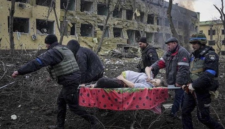 Снимките показват, че тя е откарана по спешност в болница на носилка след въздушния удар срещу болницата в Мариупол Снимките показват, че тя е откарана по спешност в болница на носилка след въздушния удар срещу болницата в Мариупол