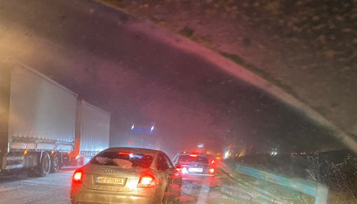 В социалните мрежи има десетки сигнали за непочистения от снега път В социалните мрежи има десетки сигнали за непочистения от снега път