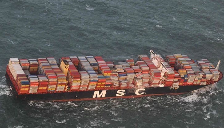 Руските военноморски сили затвориха корабоплаването в и извън Азовско море - една от малкото точки за достъп до морската търговия в Украйна