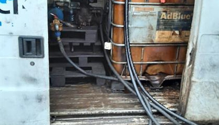 Колонката с разходомер е била монтирана към бидон, намиращ се в в бус Колонката с разходомер е била монтирана към бидон, намиращ се в в бус