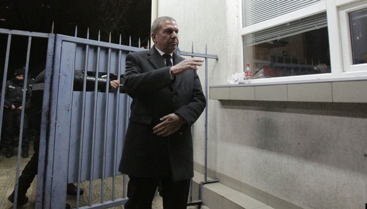 Не е преместен никъде, заяви Менко Менков