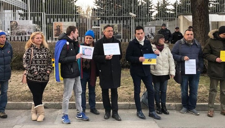 Сред протестиращите са журналистите Горан Благоев и Найо Тицин