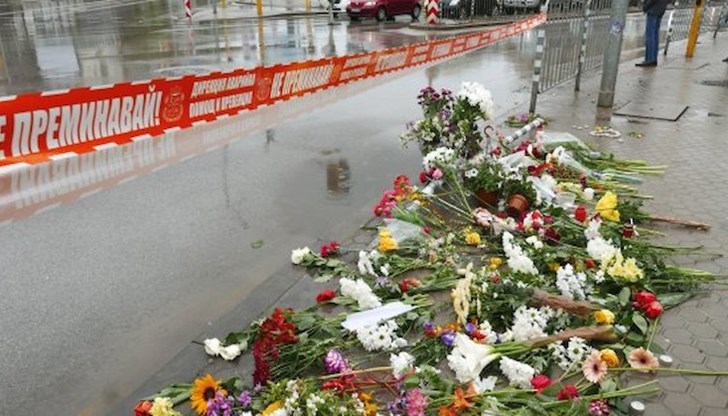 Мястото на жестоката катастрофа, отнела през 2020 г. живота на Милен Цветков, бе отрупано тогава с цветя