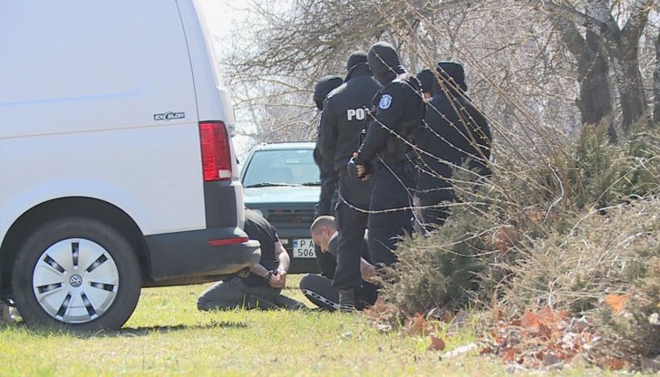 Двама млади мъже бяха закопчани на входа града на главния път за София