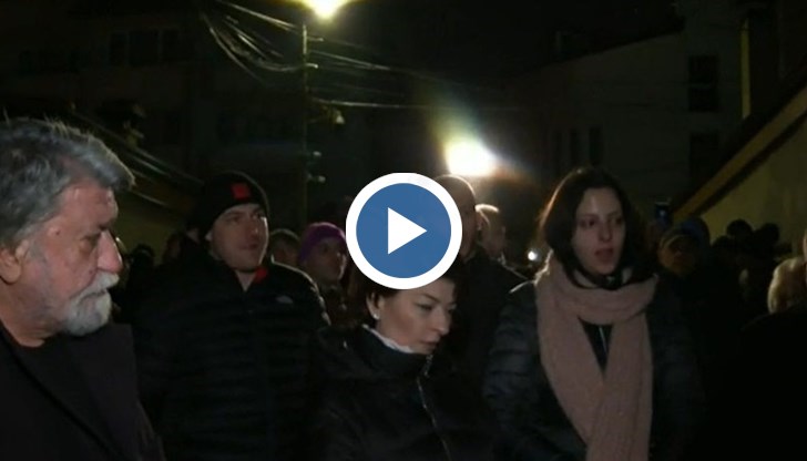 Те са пред дома на Бойко Борисов, където се извършва обиск