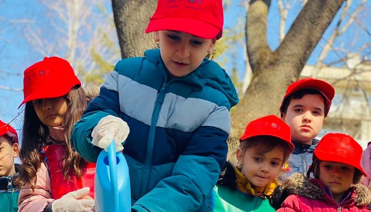 Почистиха двора, за да започне пролетта "на чисто". Запалиха обреден огън, за да изгорят болестите през годината и да прогонят злото