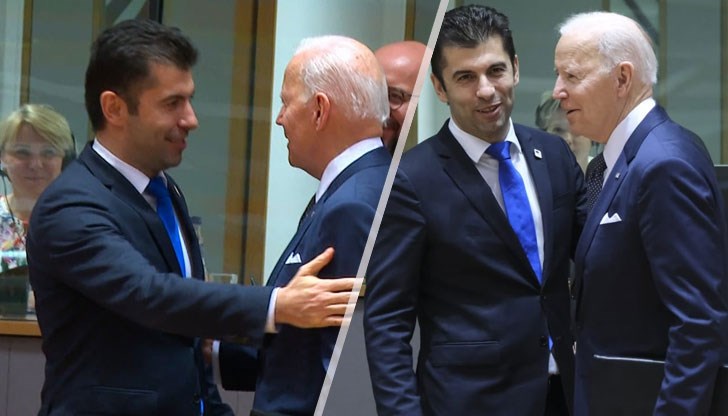 Вижте го нашичкият – на снимката: как гальовно притиска лакътя на американския президент Вижте го нашичкият – на снимката: как гальовно притиска лакътя на американския президент