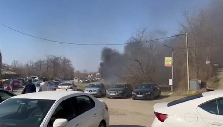 Огънят обхваща внезапно тревна площ в близост малко преди 17:00 часа Огънят обхваща внезапно тревна площ в близост малко преди 17:00 часа